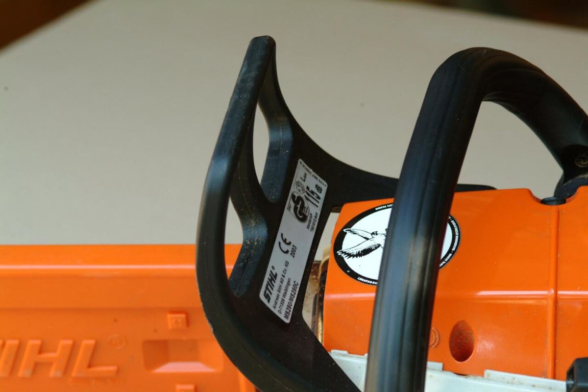 Levier de frein de chaîne d’une tronçonneuse