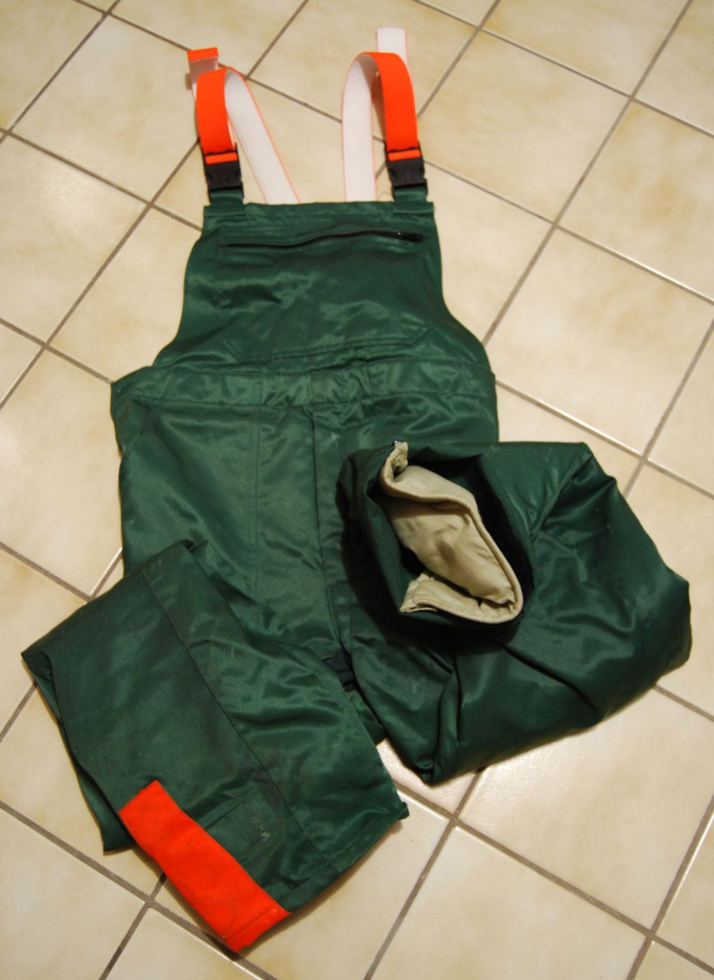 Pantalon de protection anti-coupure pour tronçonneuse